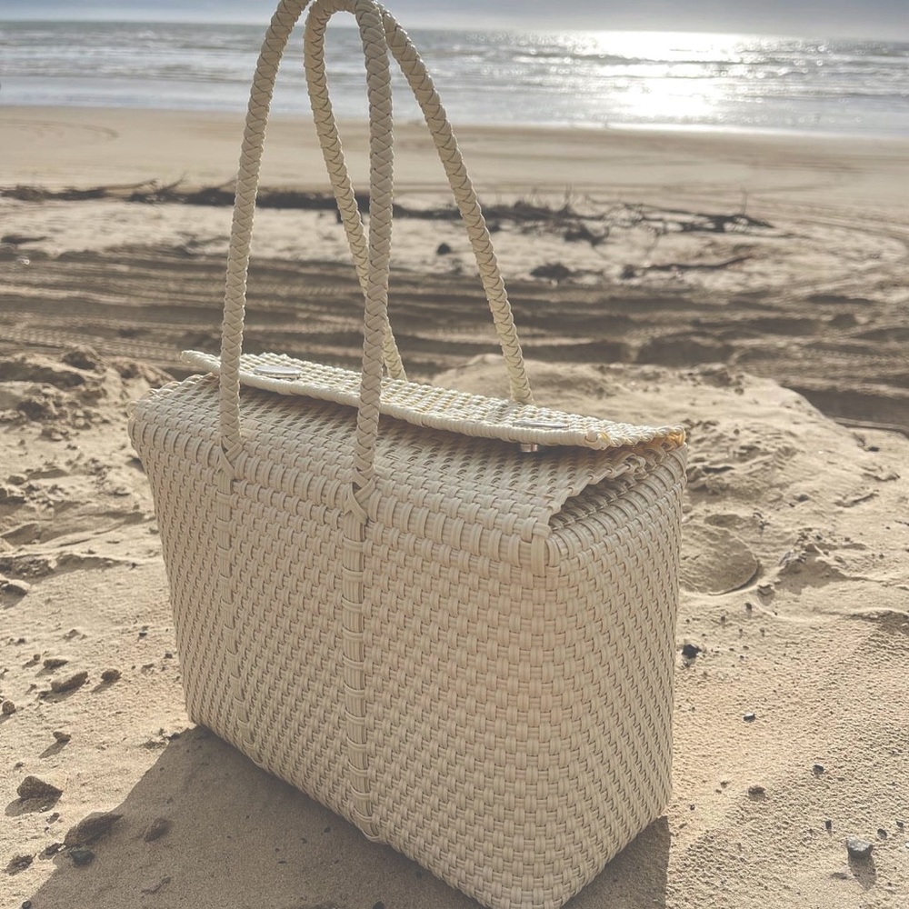 Made in Mexico /  13x9x5 / Eco friendly & easy wipe down / No lining / pockets.